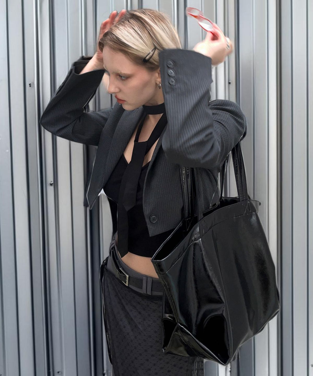 トゥオ ツー CARRIE BAG (GLOSSY BLACK) の特徴と選び方ガイド