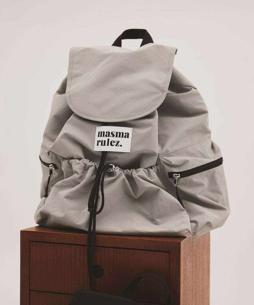 マスマルルス String flap backpack(Gray)|特徴と選び方ガイド