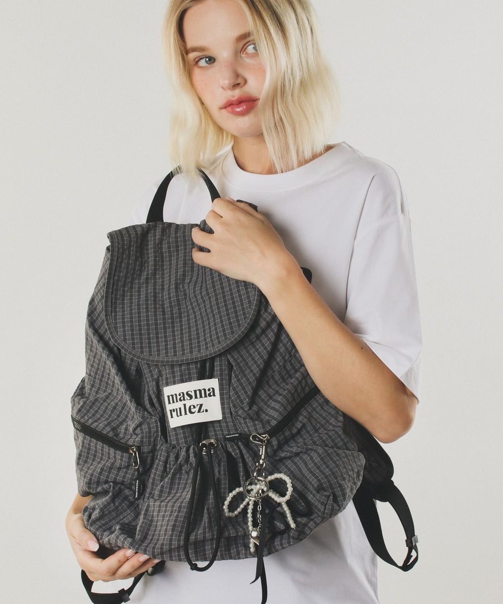 マスマルルス STRING FLAP BACKPACK — Check Dark gray の特徴と選び方ガイド